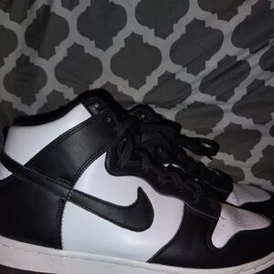 Nike Men's Black and White Sneakers